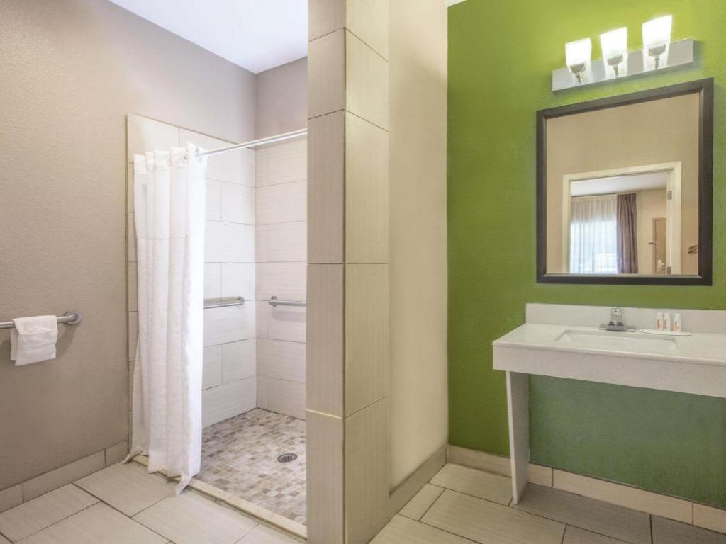 Super 8 By Wyndham Mansfield La Hotel Екстериор снимка