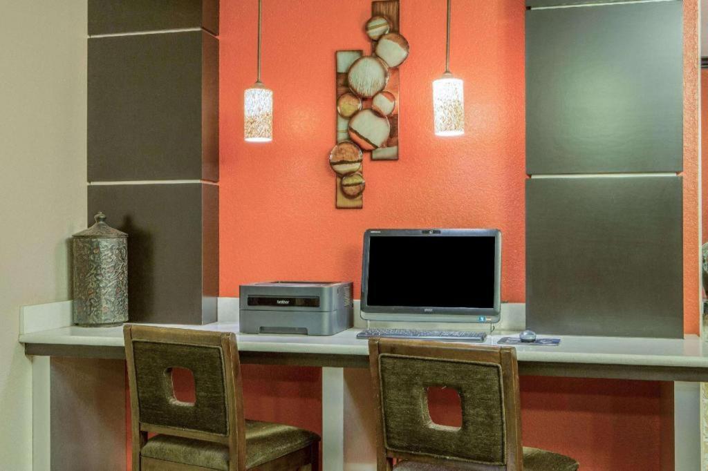 Super 8 By Wyndham Mansfield La Hotel Екстериор снимка