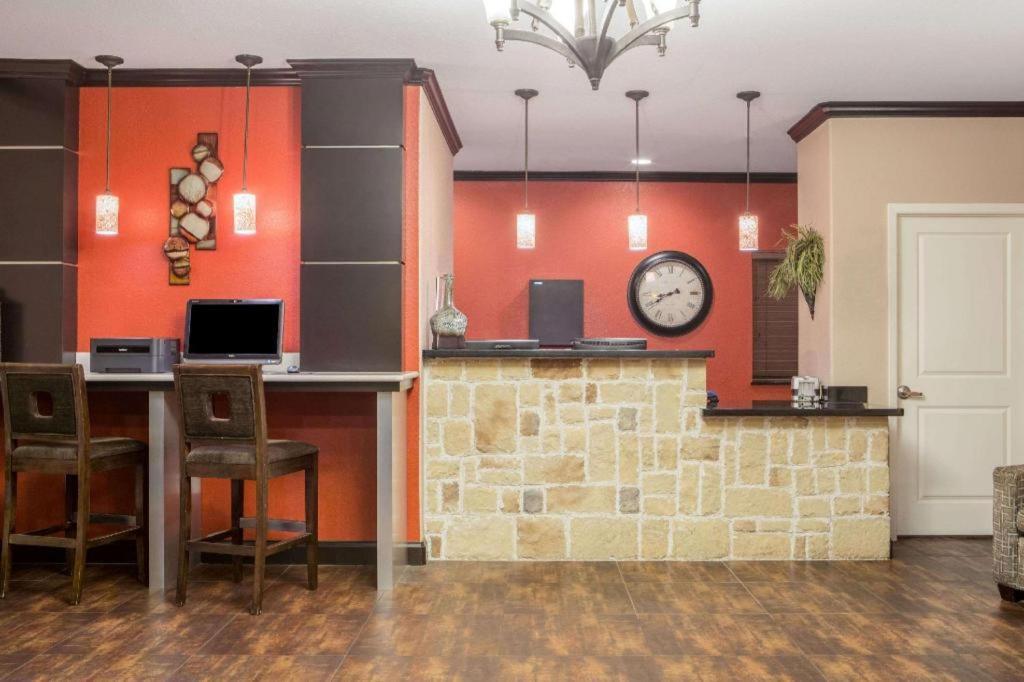 Super 8 By Wyndham Mansfield La Hotel Екстериор снимка
